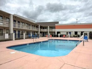 Seasonal outdoor pool - Super 7 Inn Tupelo (Tupelo)