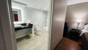 Shower, towels - Super 7 Inn Tupelo (Tupelo)
