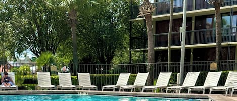 室外游泳池,開放時間為 09:00 至 22:00,提供泳池遮陽傘和日光浴躺椅