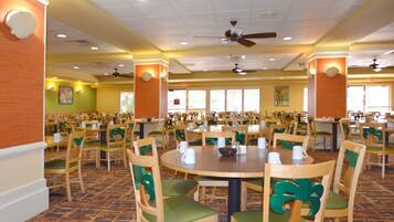 Desayuno buffet diario (USD 16.94 por persona)