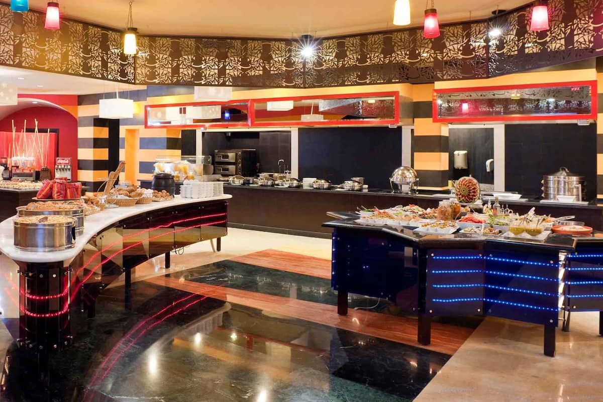 Minibar, in-room safe, iron/ironing board, bed sheets