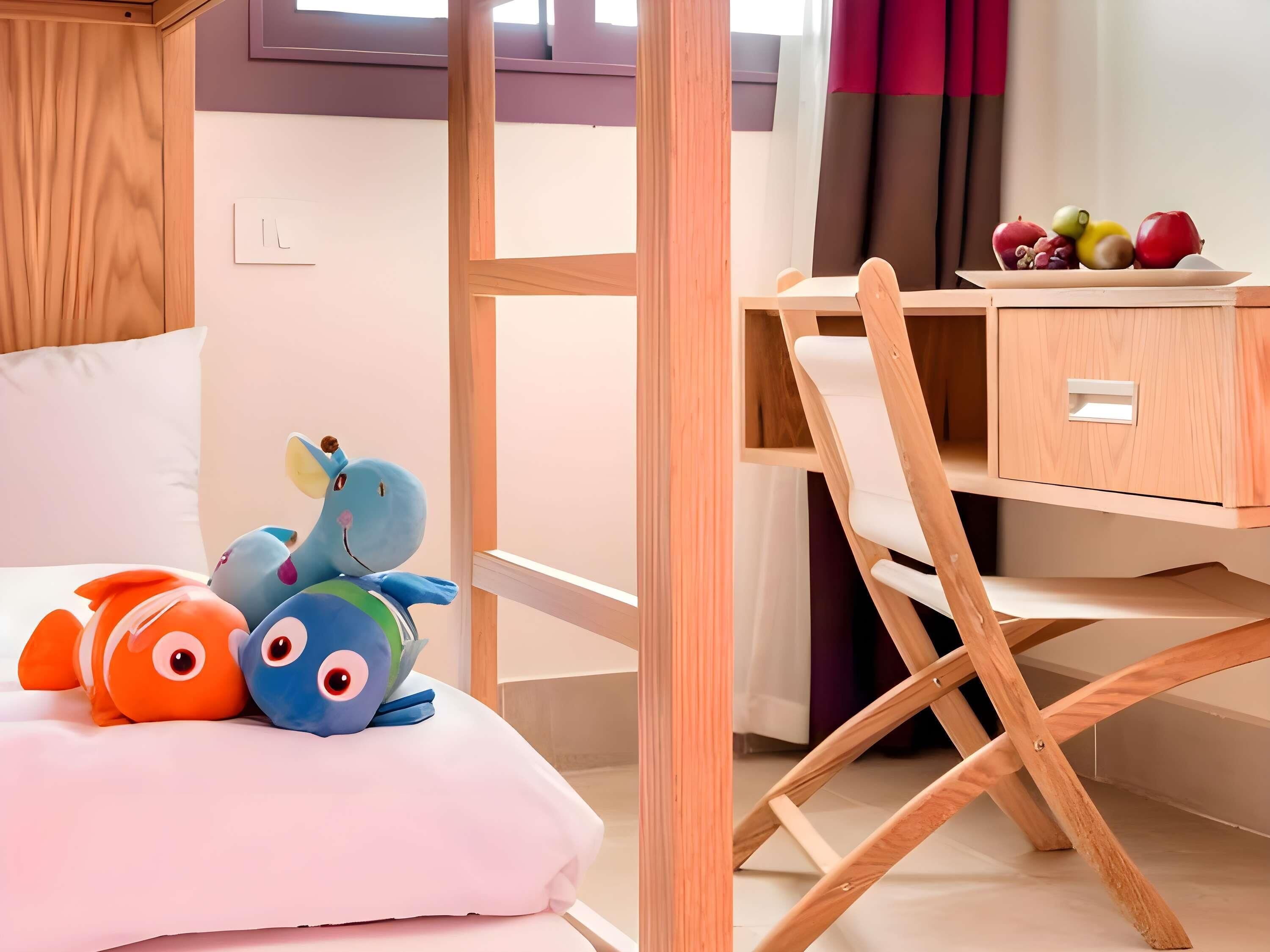 Familierom, 1 dobbeltseng, ved basseng (Superior) | Minibar, safe på rommet, strykejern/-brett og sengetøy