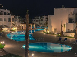 حمّام سباحة خارجي، مظلات على حمّام السباحة