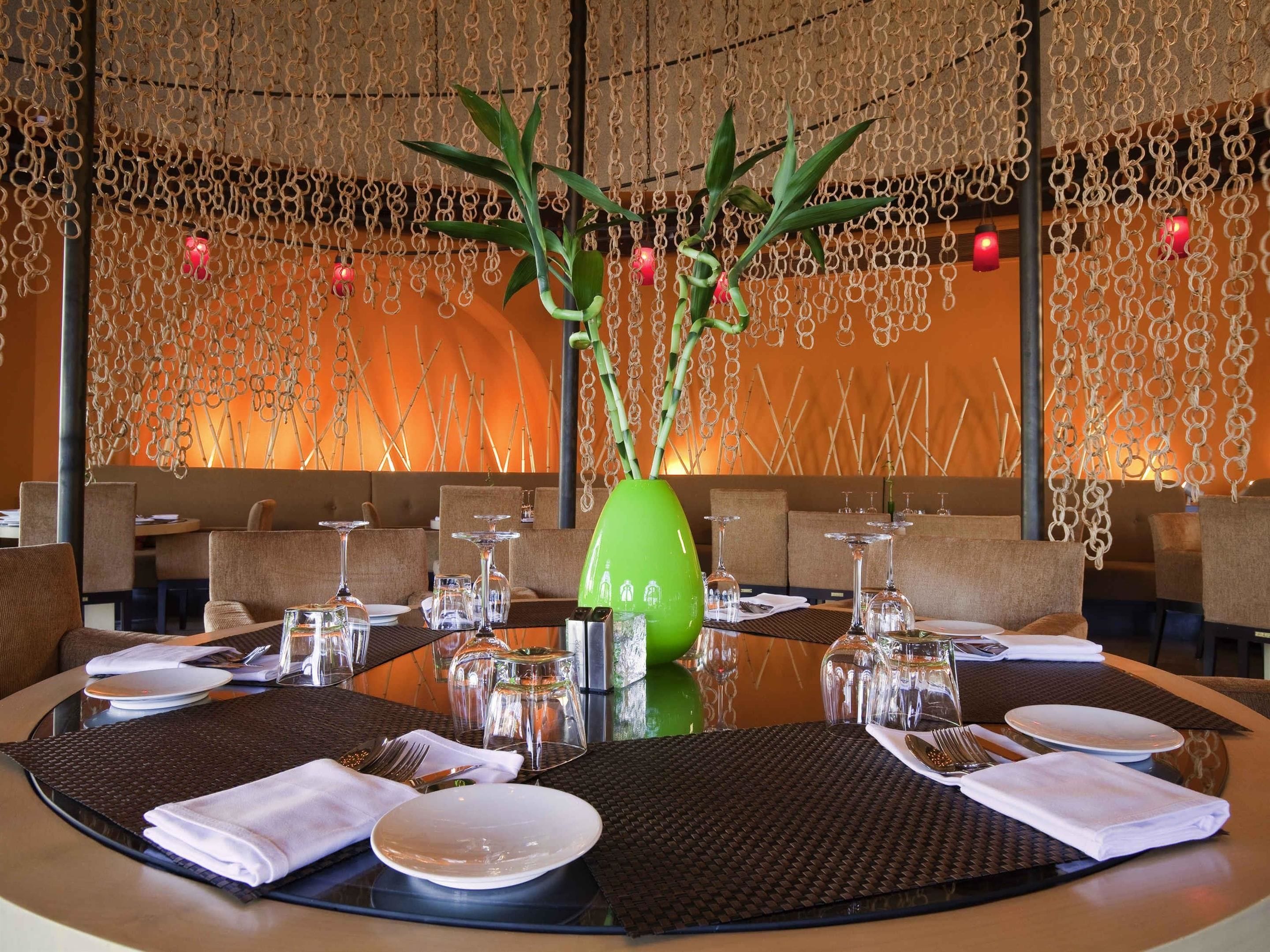 3 restauranter, frokost, lunsj og middag serveres, internasjonale retter