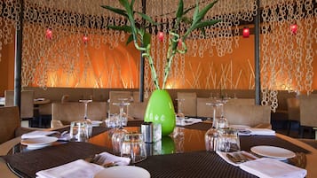 3 restaurants, breakfast, lunch, dinner served; international cuisine