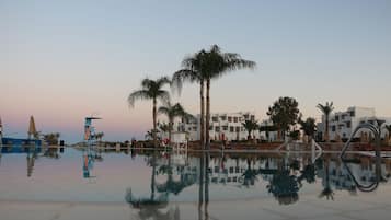 Una piscina al aire libre, sombrillas