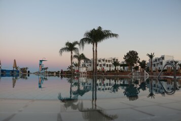 Una piscina al aire libre, sombrillas