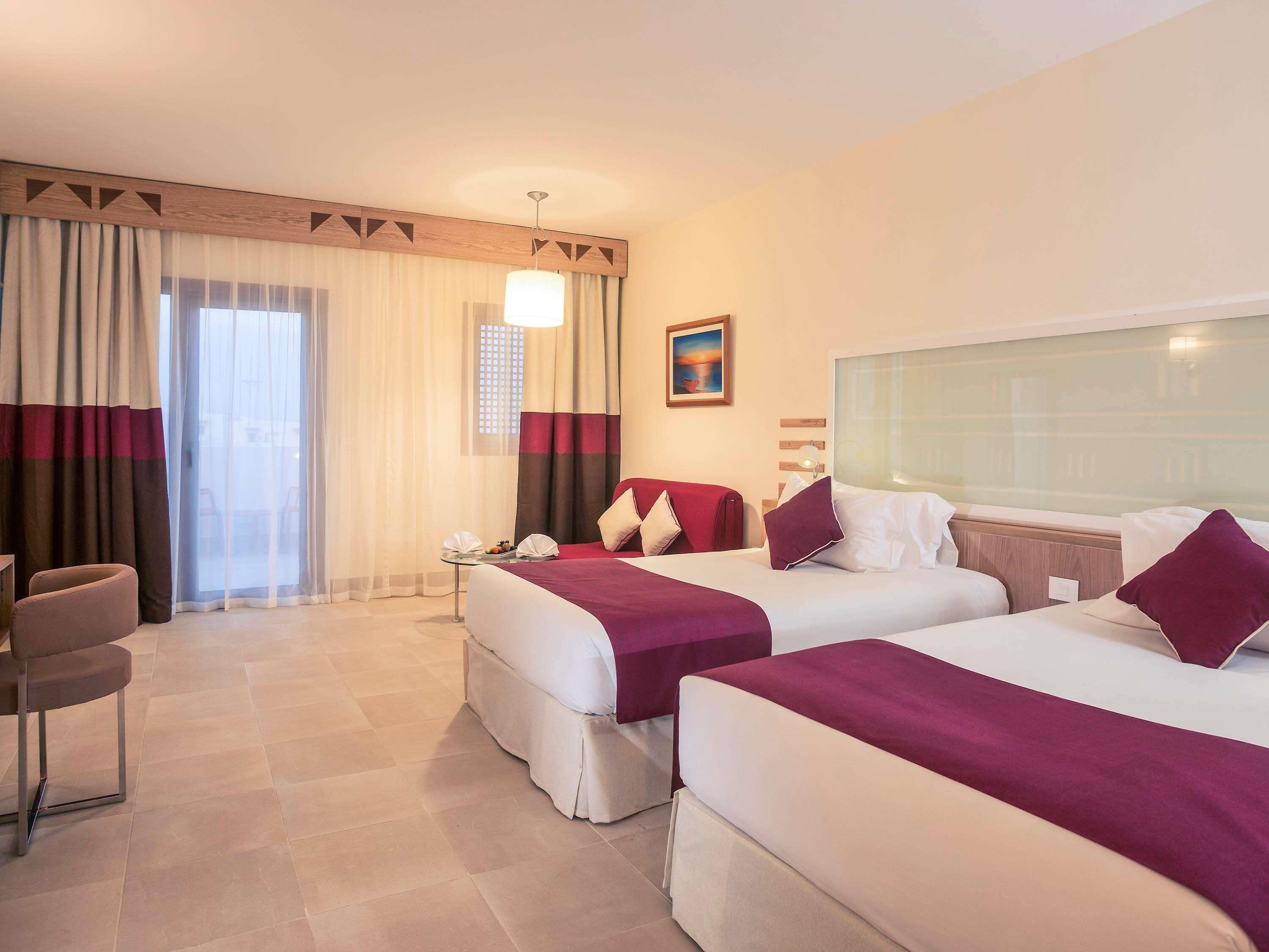 Minibar, in-room safe, iron/ironing board, bed sheets