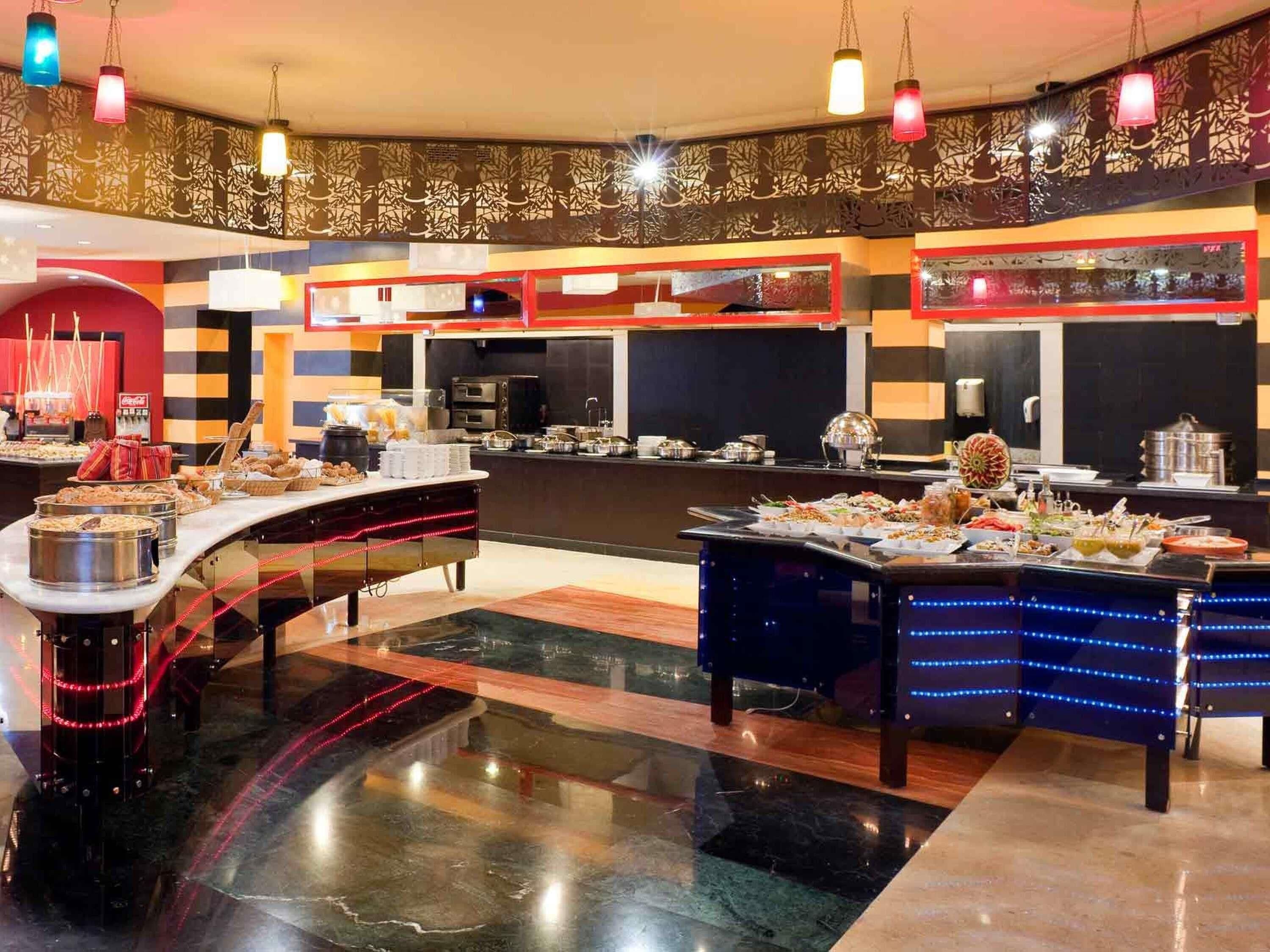 Minibar, caja fuerte, tabla de planchar con plancha y ropa de cama