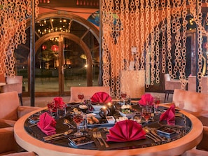 3 restaurants, breakfast, lunch, dinner served; international cuisine