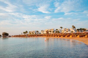 Private beach, beach towels, snorkelling, windsurfing - Mercure Hurghada Hotel (Hurghada)
