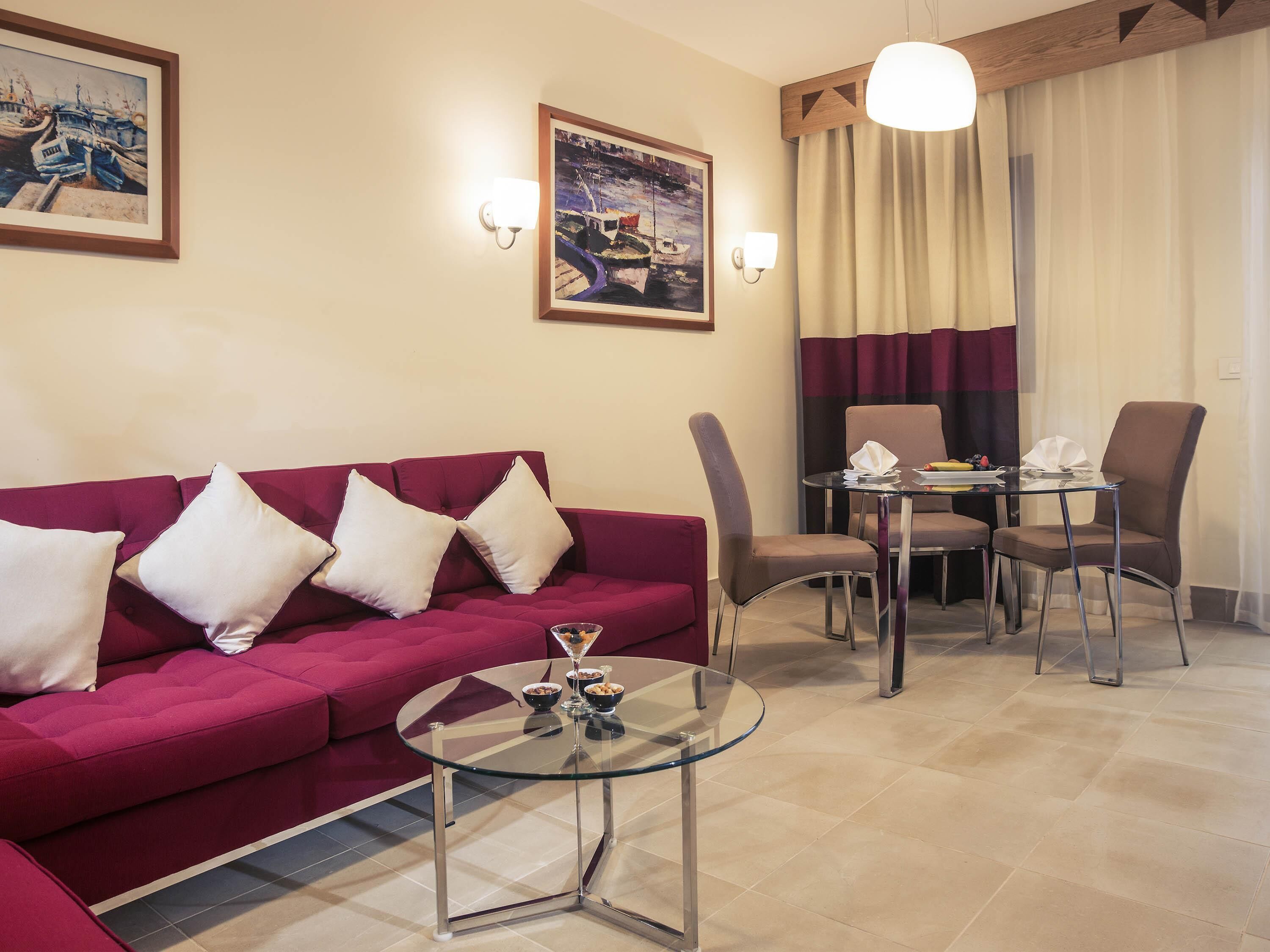 Suite – superior, 1 kingsize-seng (Pool Side) | Minibar, safe på rommet, strykejern/-brett og sengetøy