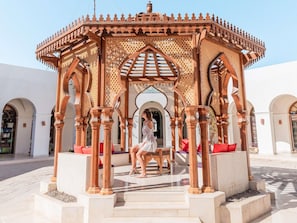 A wooden gazebo with arches and a central seating area. - Mercure Hurghada Hotel (Hurghada)