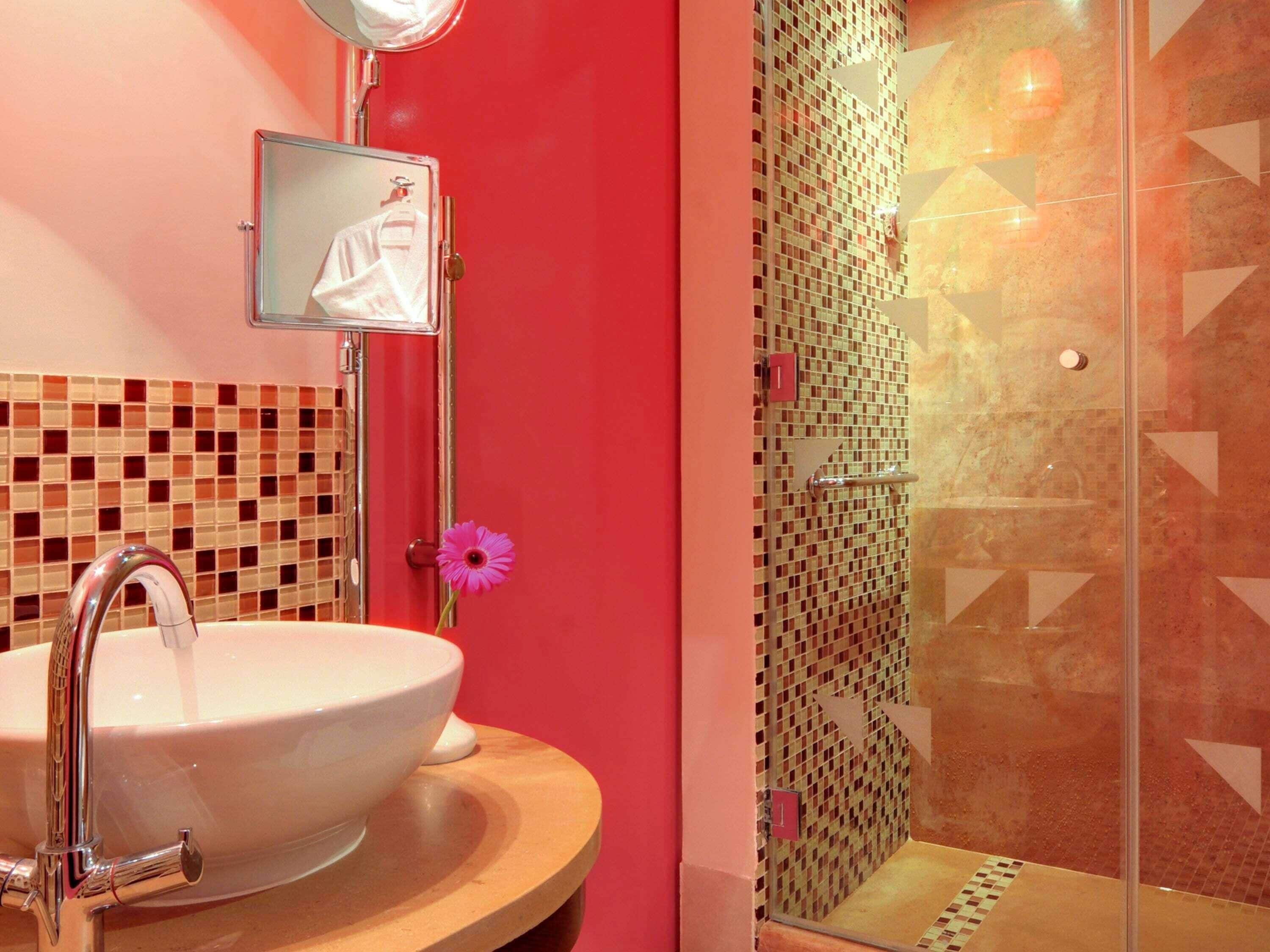 Minibar, in-room safe, iron/ironing board, bed sheets