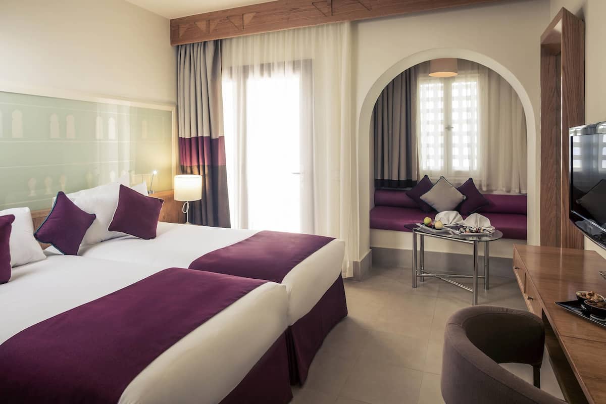 Standard-huone, 2 yhden hengen sänkyä, merinäköala | Minibaari, tallelokero huoneessa, silitysrauta/-lauta, vuodevaatteet