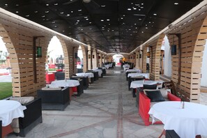 3 ristoranti, aperti a colazione e a pranzo, cucina internazionale