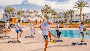 室外游泳池,池畔遮阳伞