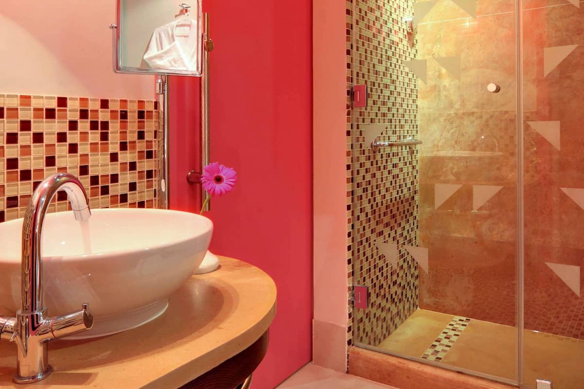 Dusche, umweltfreundliche Kosmetikartikel, Haartrockner, Handtücher