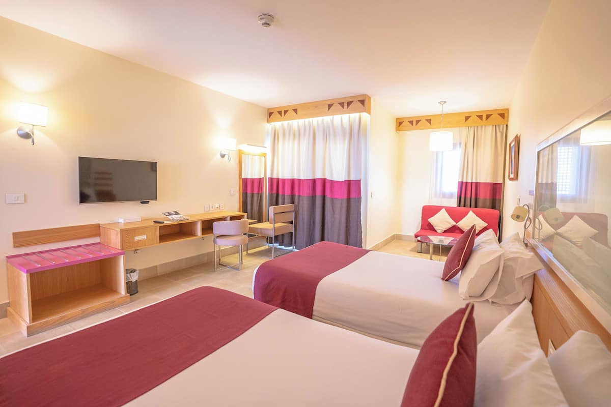 Superior tweepersoonskamer, 1 tweepersoonsbed, uitzicht op zwembad | Een minibar, een kluis op de kamer, een strijkplank/strijkijzer