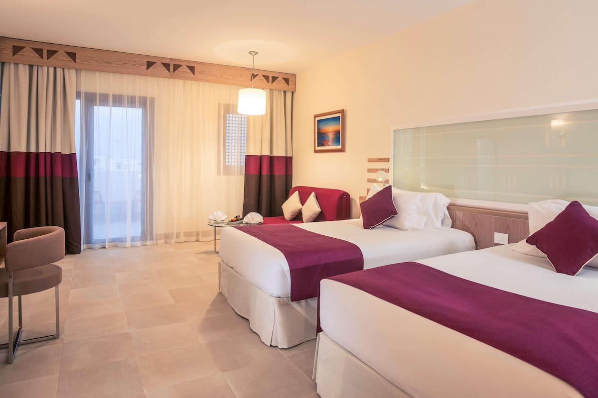 Minibar, in-room safe, iron/ironing board, bed sheets