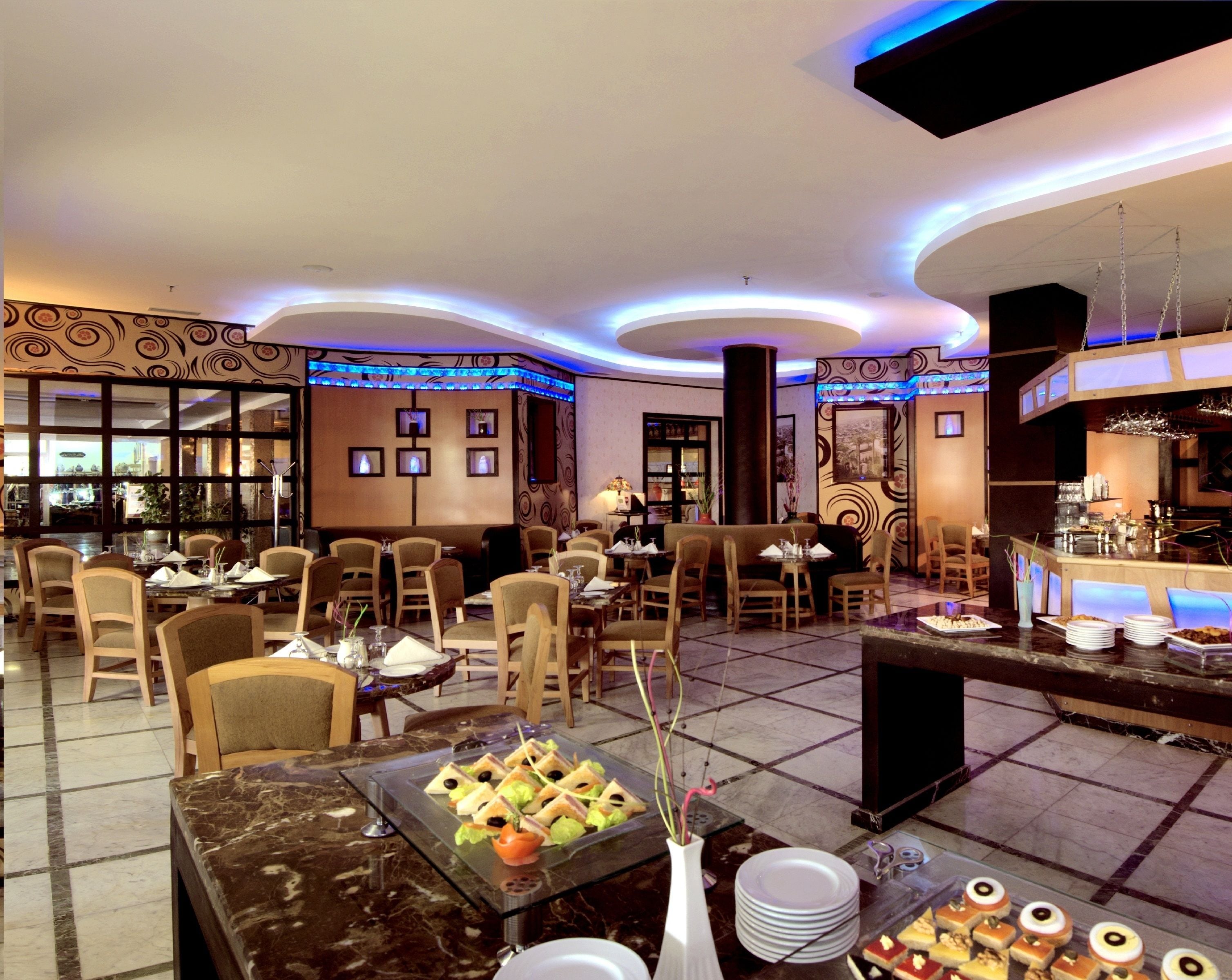 3 restaurantes; se sirve desayuno, almuerzo y cena; cocina internacional