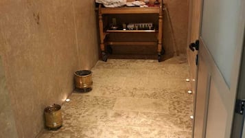 Steam room, 3 treatment rooms, massages
