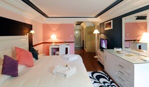 Suite junior, vistas a la piscina | 1 dormitorio, ropa de cama de alta calidad, minibar y caja fuerte
