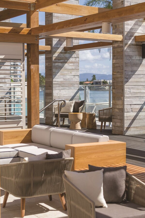 Se sirven almuerzos y cenas (con vistas a la piscina)