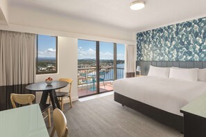 Hypo-allergenic bedding, in-room safe, desk, laptop workspace - Vibe Hotel Gold Coast (Surfers Paradise)