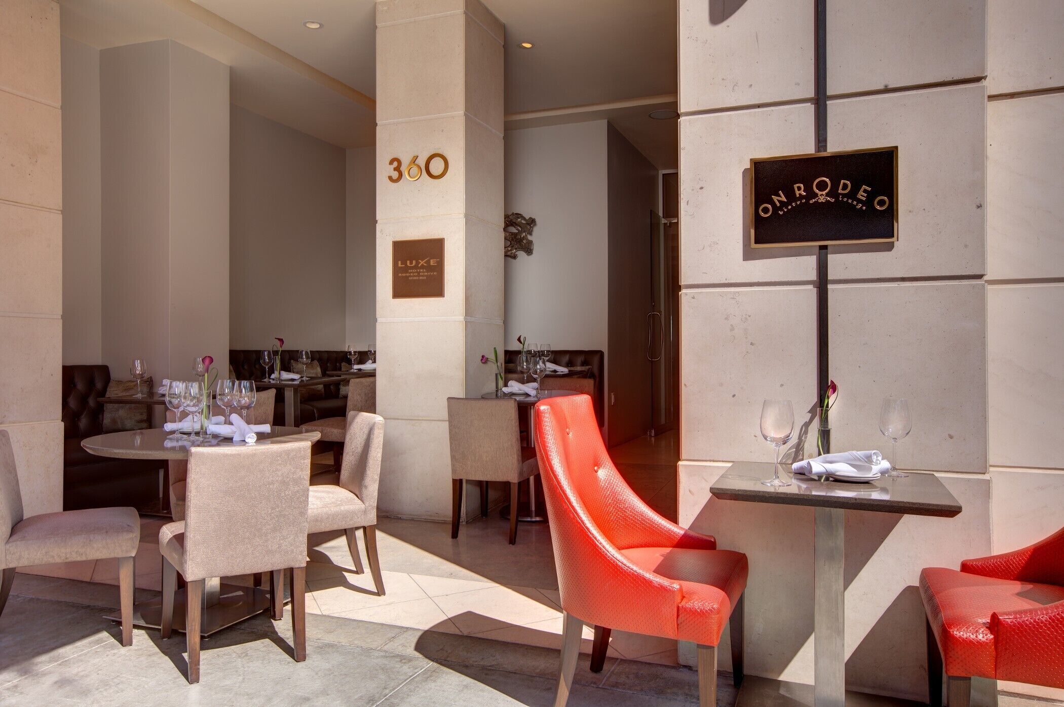 Serveert ontbijt, lunch, diner, Amerikaanse gerechten 