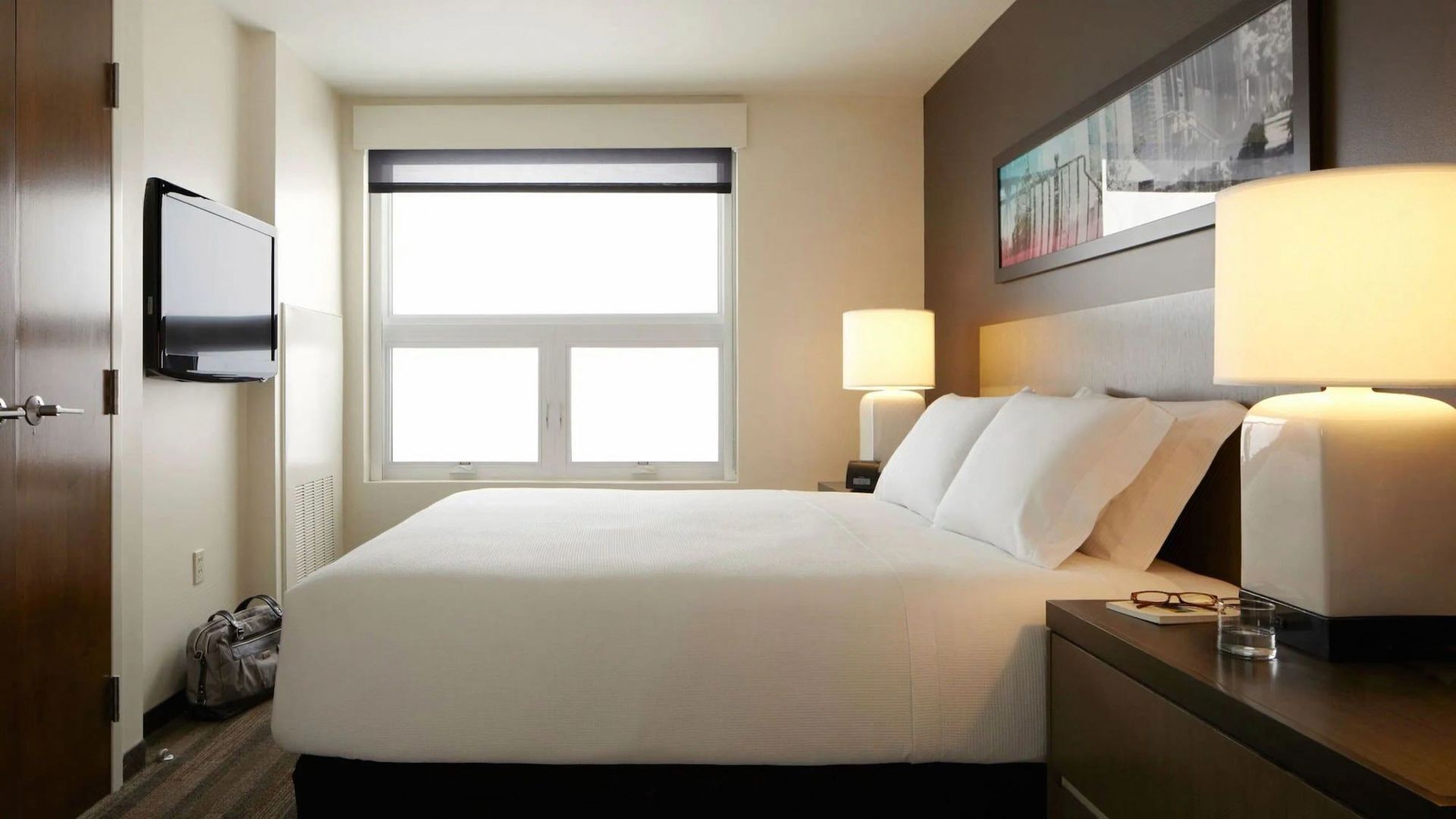 Roupas de cama premium, cofres nos quartos, escrivaninha