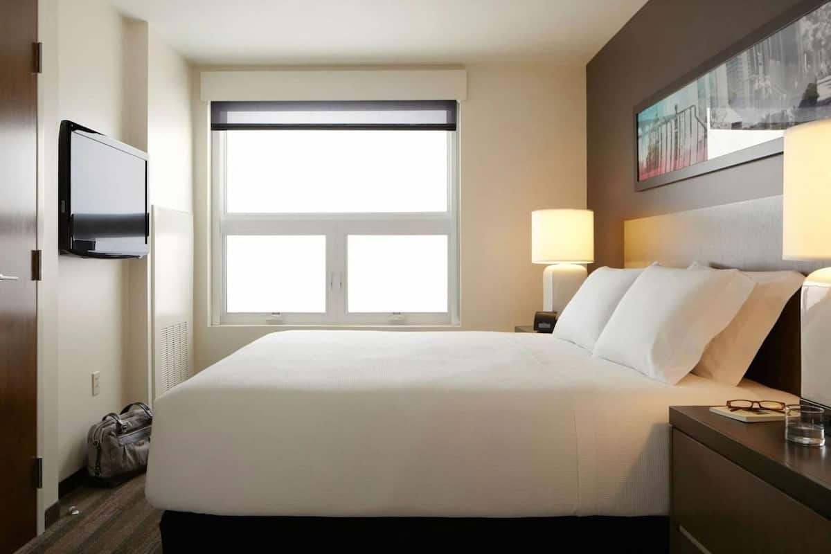 Ropa de cama de alta calidad, caja fuerte, escritorio y cortinas opacas