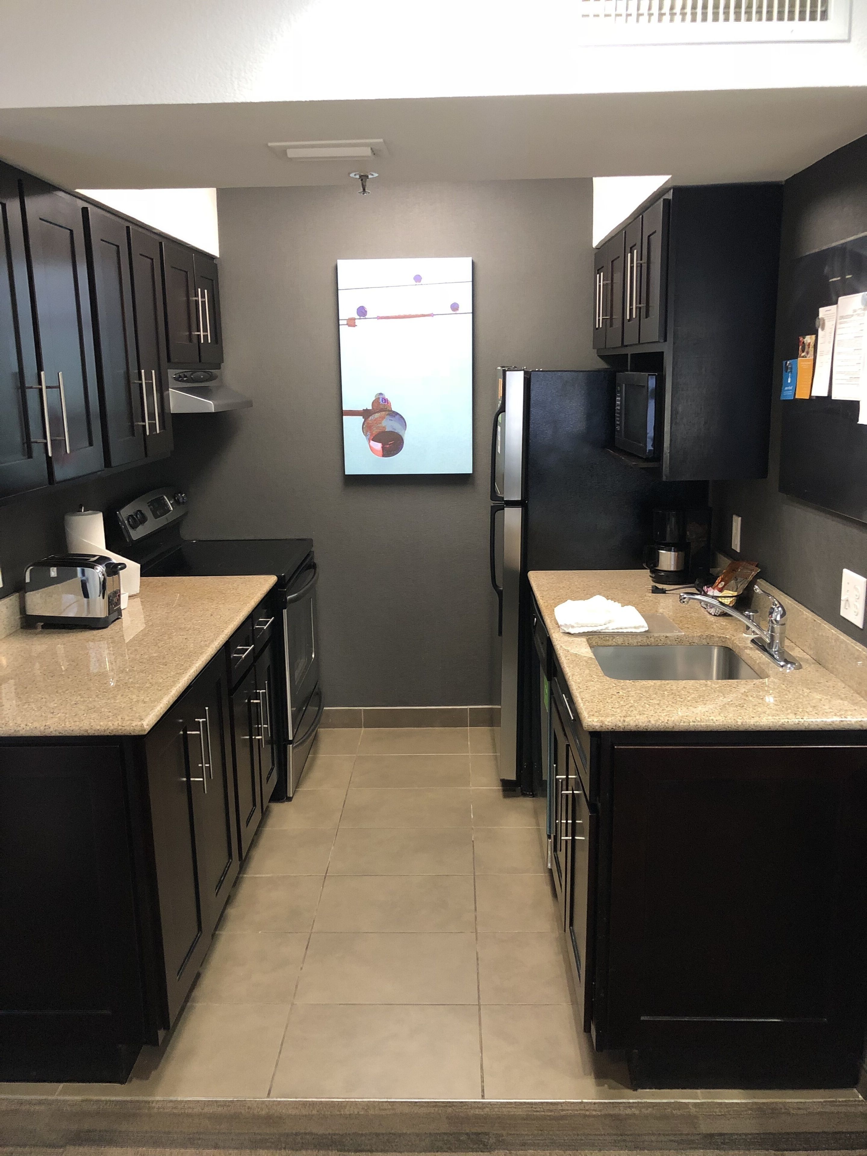 Refrigerador, cafetera y tetera, tostadora y utensilios de cocina 