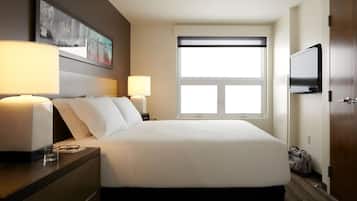 Ropa de cama de alta calidad y caja de seguridad en la habitación