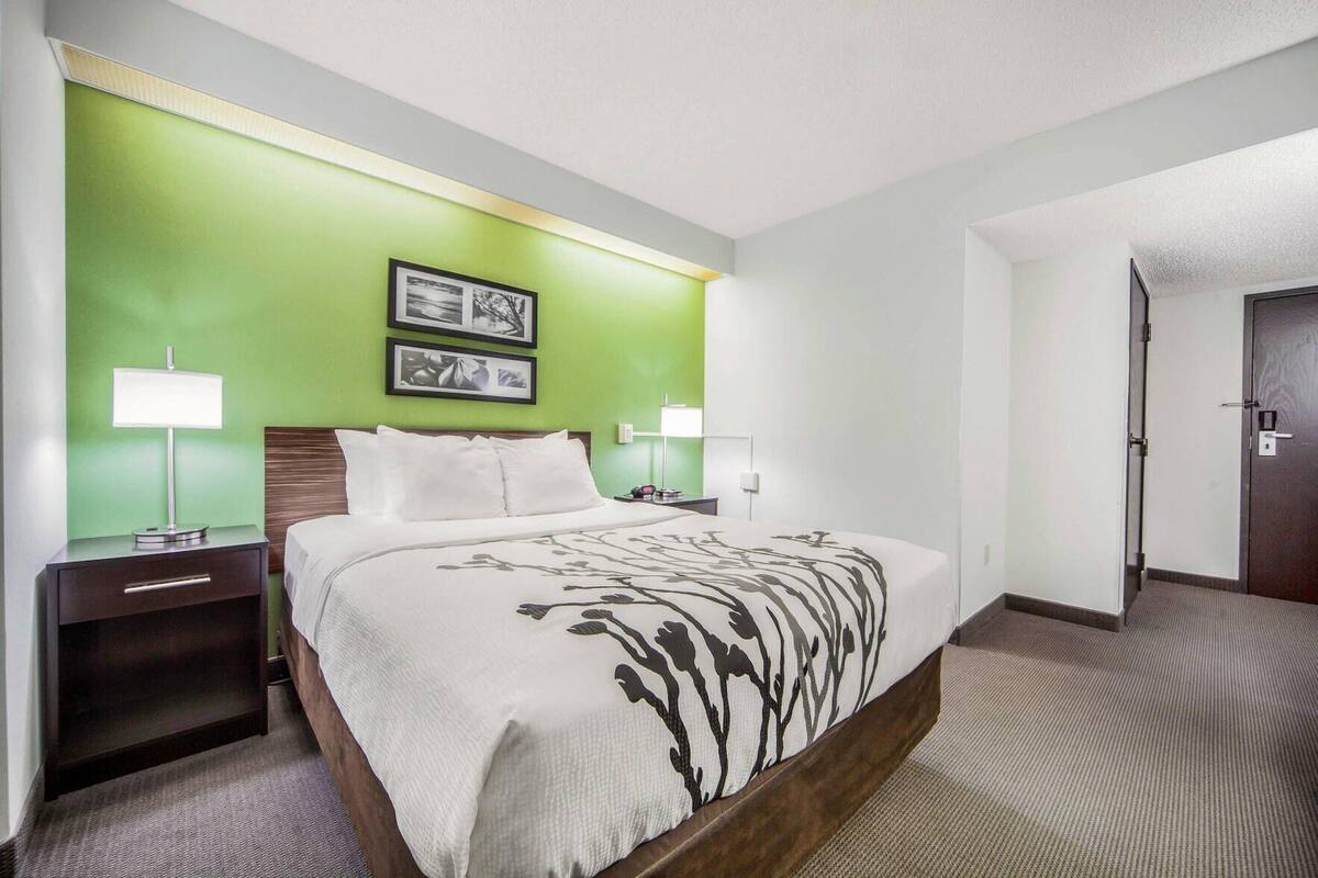 Premium bedding, in-room safe, iron/ironing board, cribs (free)