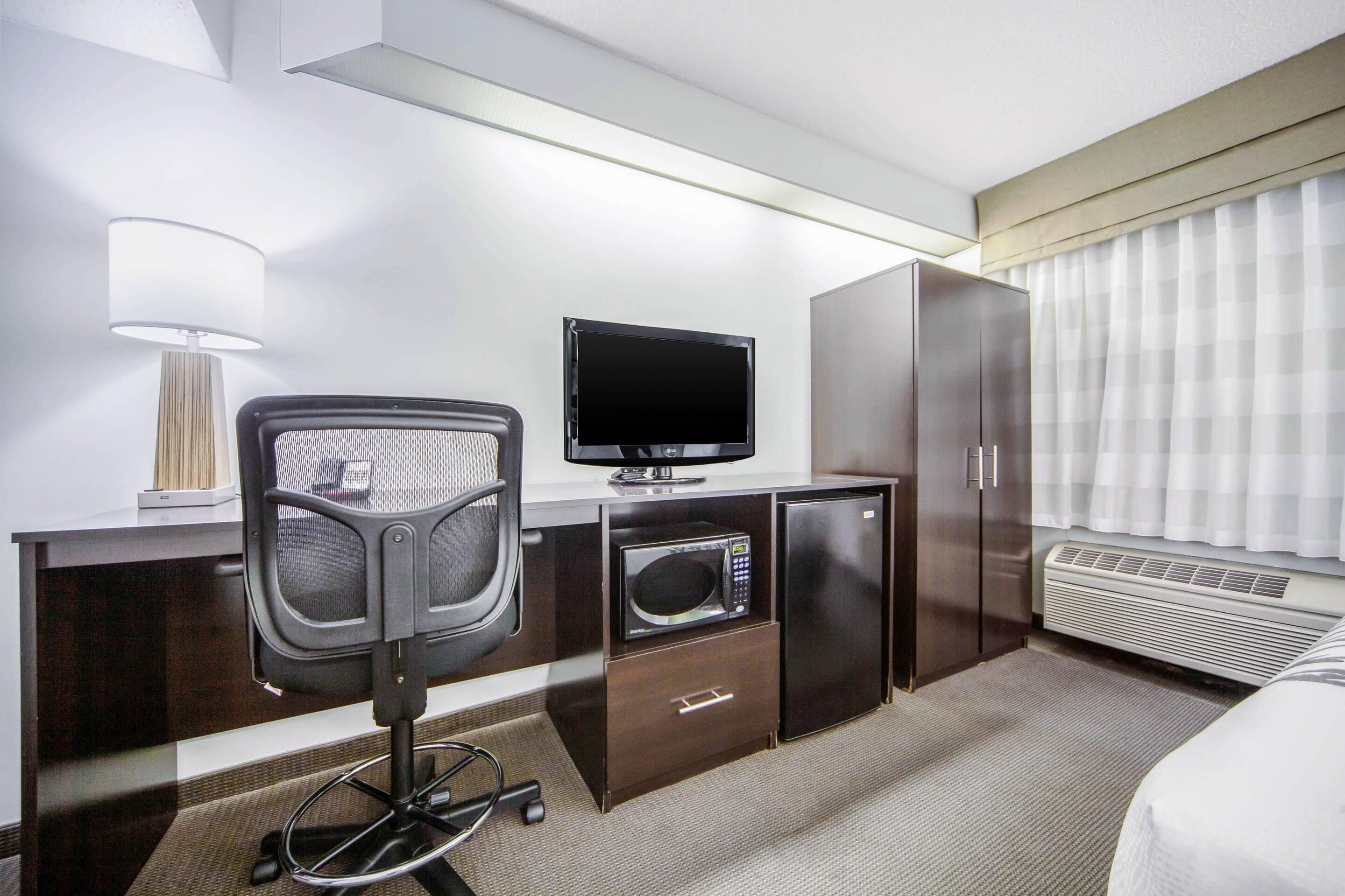 standard room, 1 queen bed, accessible, non smoking | premium bedding, in-room safe, iron/ironing board, free cots/infant beds