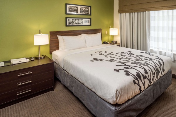 Escritorio, cortinas opacas, tabla de planchar con plancha