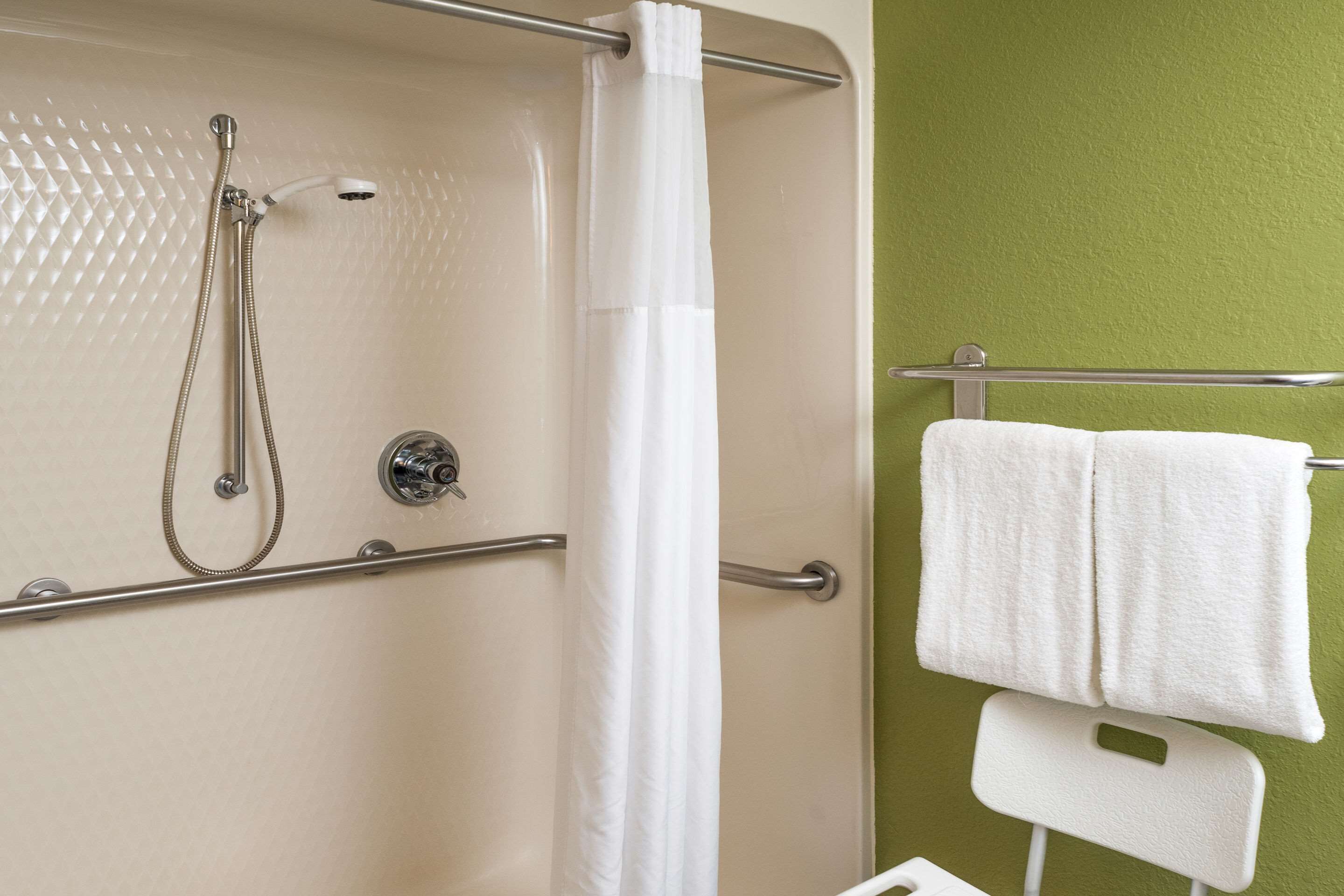 standard room, 1 queen bed, accessible, non smoking | bathroom | free toiletries, hair dryer, towels