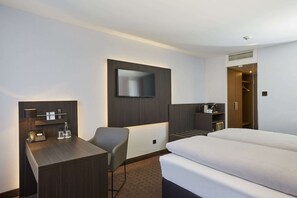 1 bedroom, pillow-top beds, in-room safe, desk
