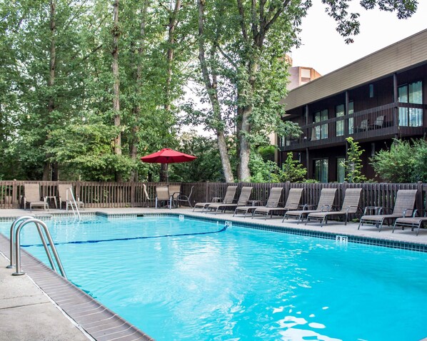 Seasonal outdoor pool, open 8:00 AM to 7:00 PM, pool loungers