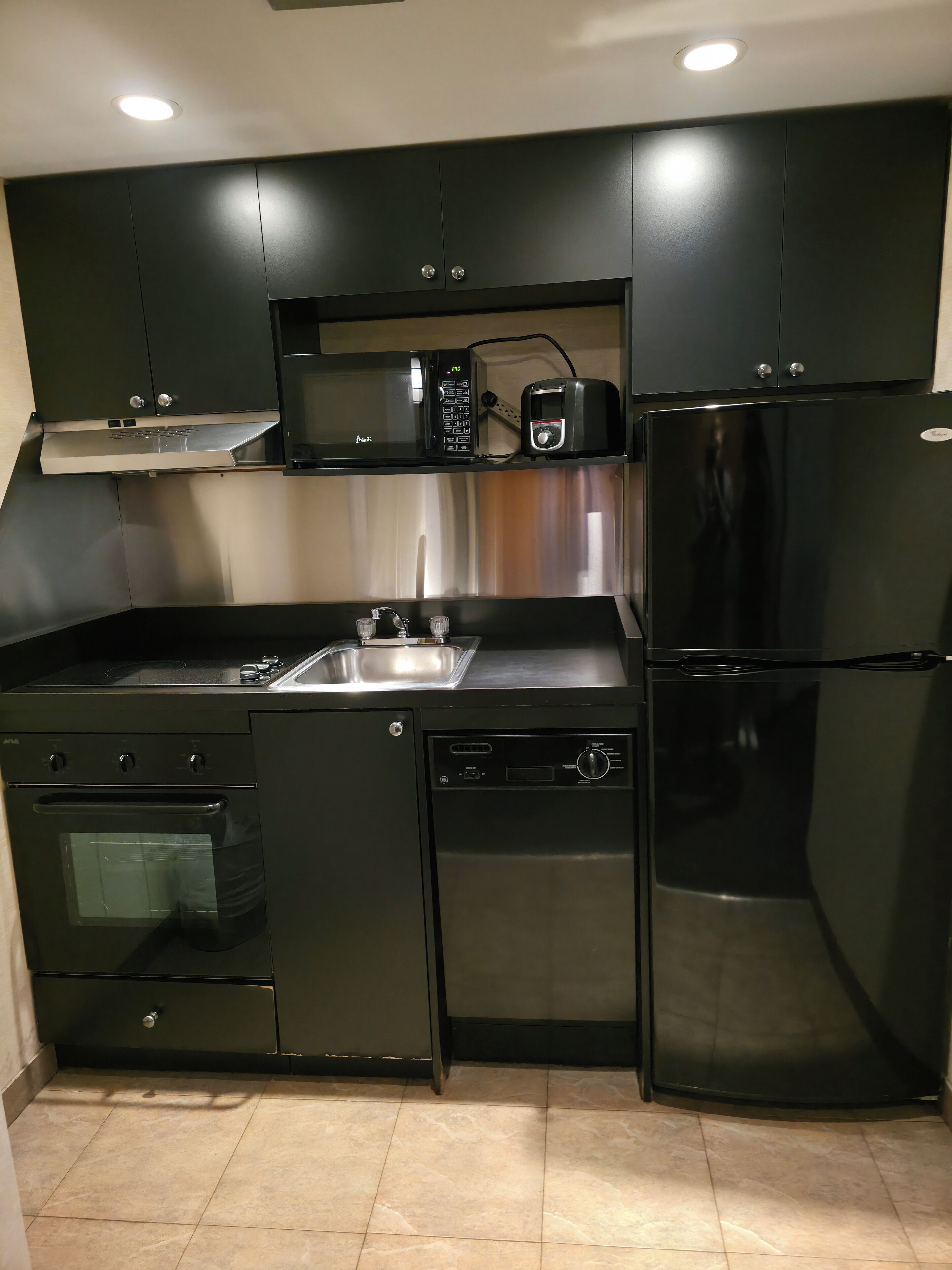 premium room | private kitchen | fridge, microwave, coffee/tea maker