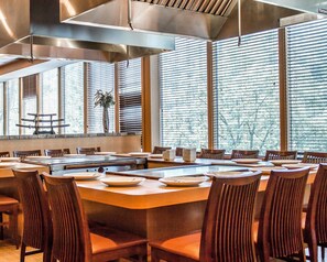2 restaurants, breakfast, lunch, dinner served; American cuisine 