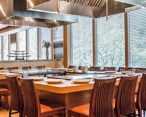 2 restaurants, breakfast, lunch, dinner served; American cuisine
