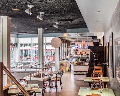 2 restaurantes; se sirve desayuno, almuerzo y cena; cocina americana