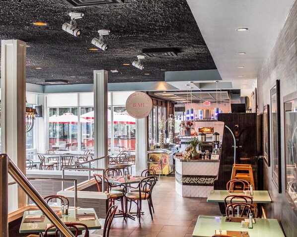 2 restaurants, breakfast, lunch, dinner served; American cuisine 