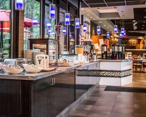 每日供应自助式早餐（每人 USD 10.00）