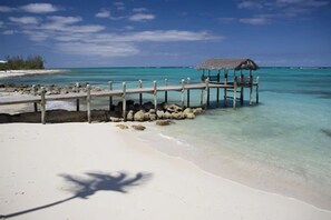 In Strandnähe, weißer Sandstrand, Liegestühle, Strandtücher