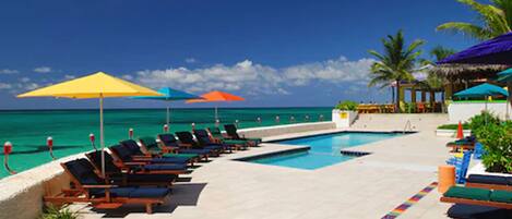 Piscine extérieure, parasols de plage