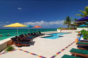 Piscine extérieure, parasols de plage