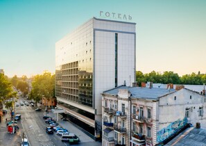 A modern building with a grid-like facade and a sign reading "ГOTEАВ". - Black Sea Central (Odessa)